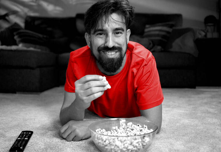 Bild zeigt einen Mann vor dem Fernseher