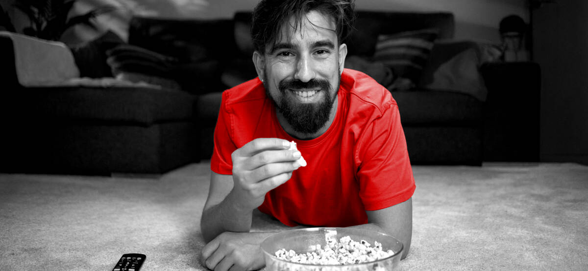 Bild zeigt einen Mann vor dem Fernseher