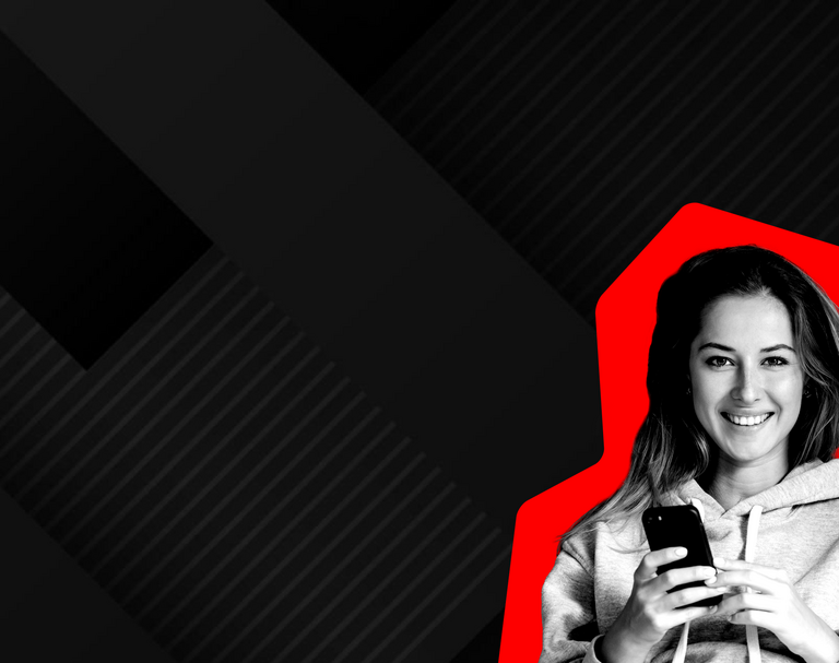 Junge Frau mit Handy nutzt eine günstige eSIM von blacksim.