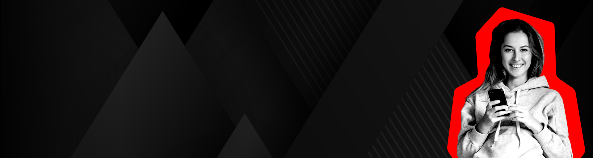 Junge Frau mit Handy nutzt eine günstige eSIM von blacksim.