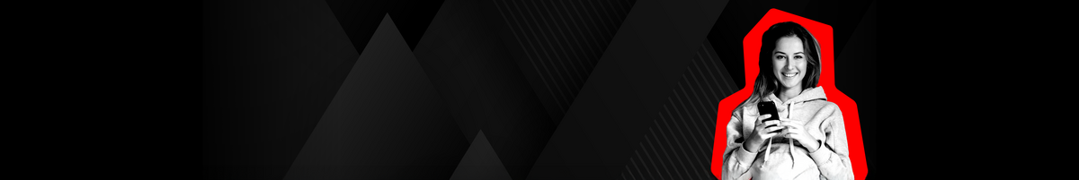 Junge Frau mit Handy nutzt eine günstige eSIM von blacksim.