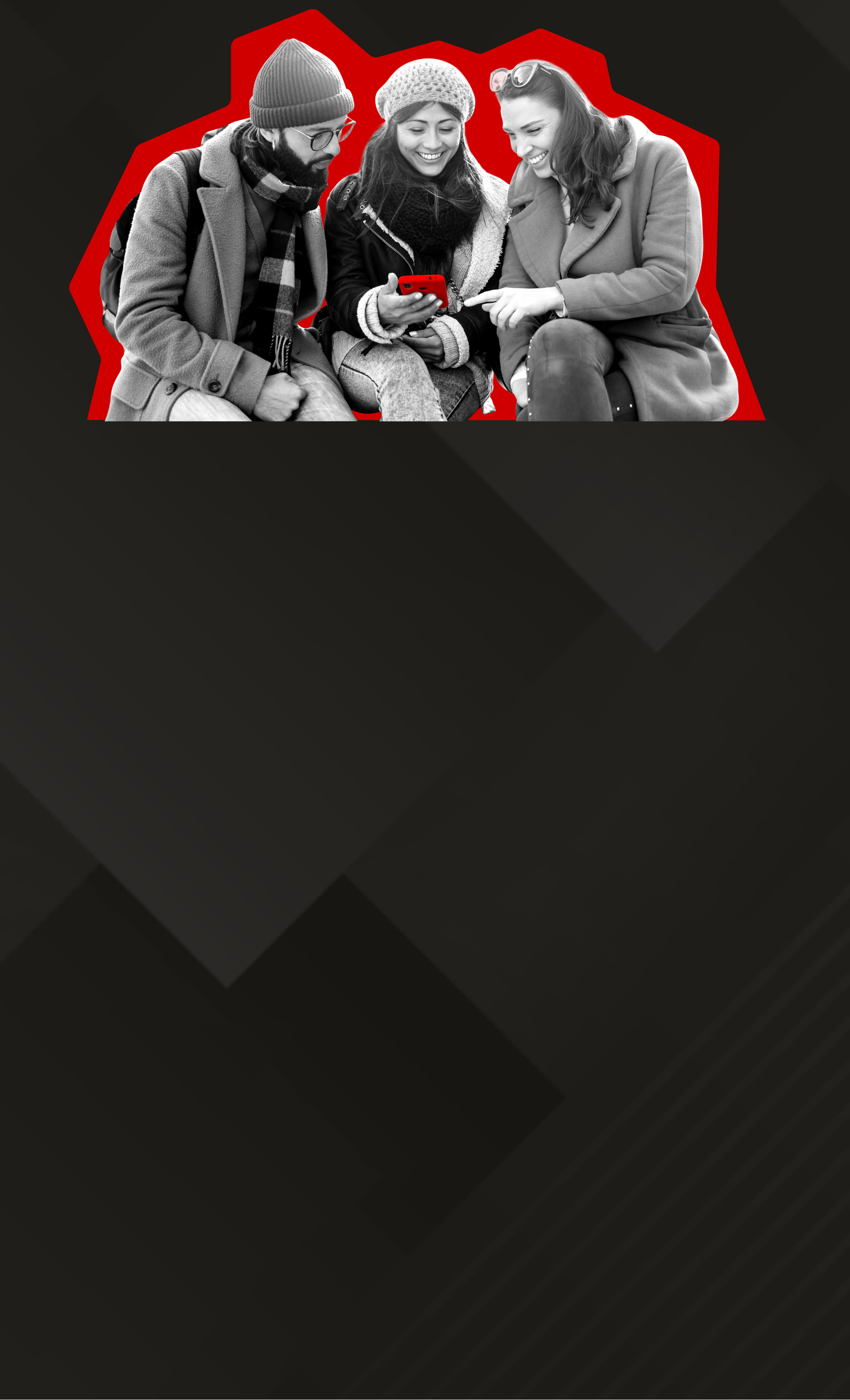 Zwei Frauen stehen lächelnd nebeneinander und schauen auf ihr Handy