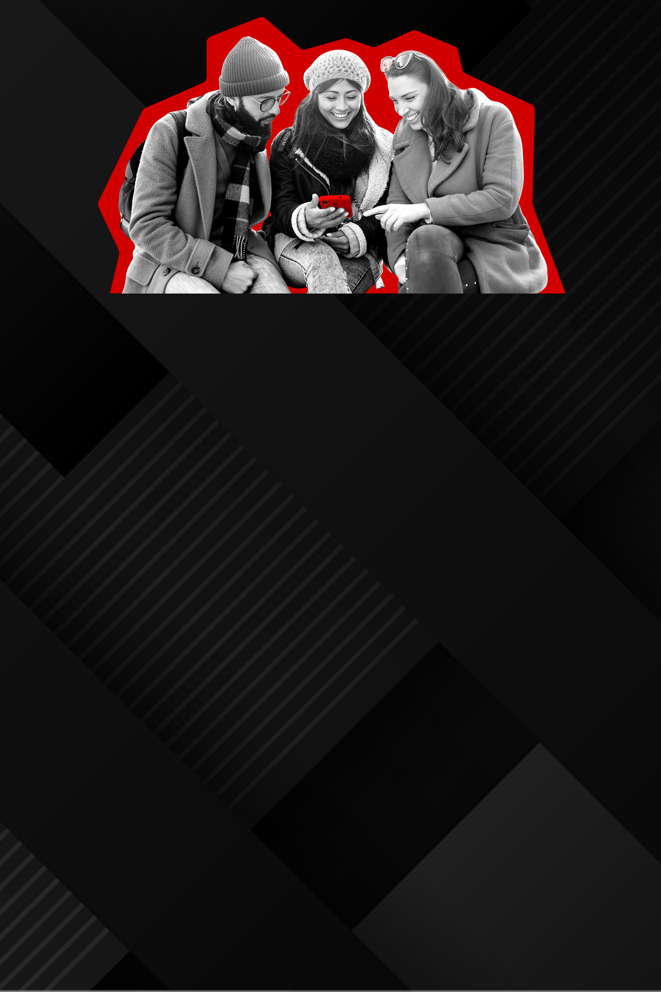 Zwei Frauen stehen lächelnd nebeneinander und schauen auf ihr Handy