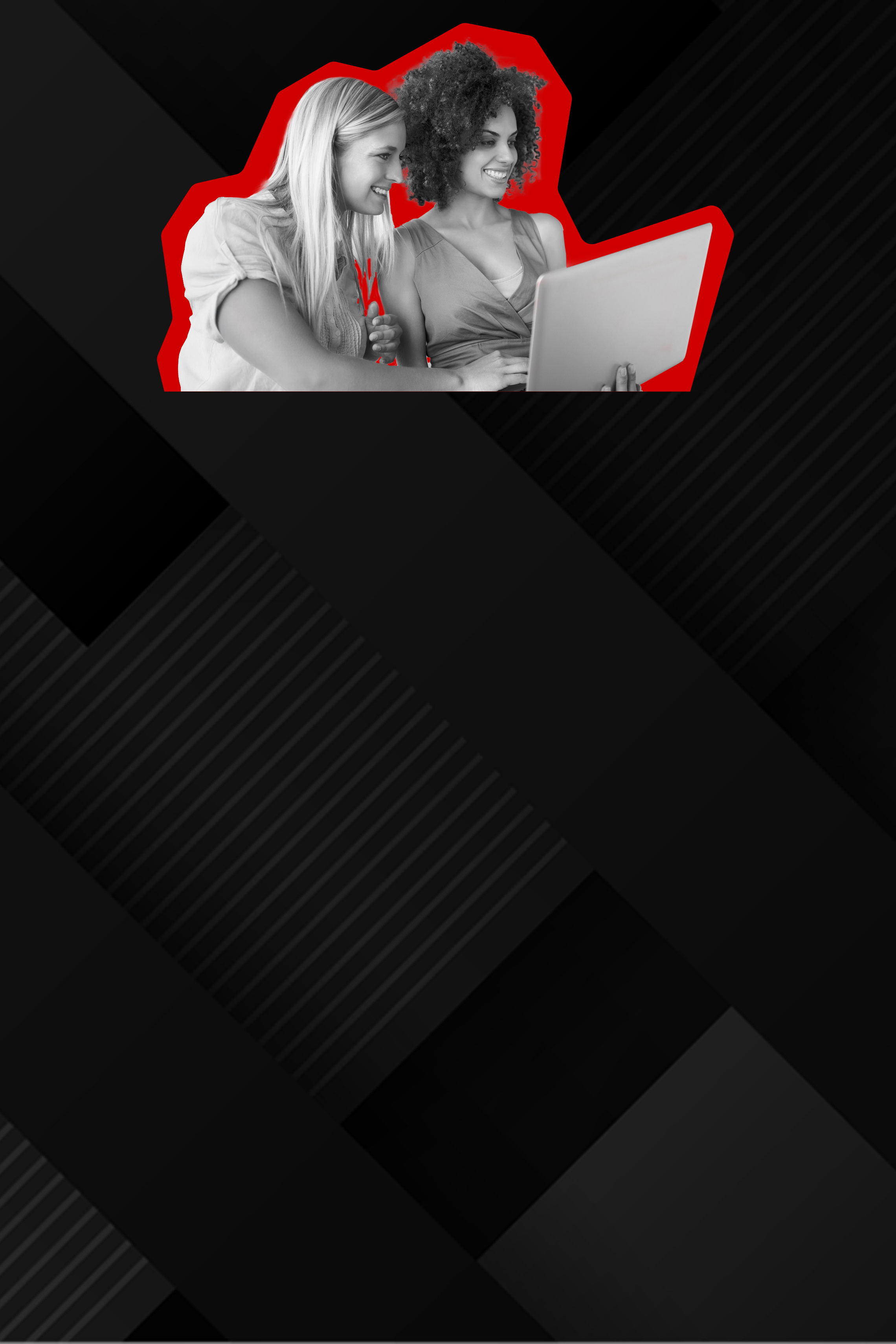 Zwei Frauen lächeln während sie auf den Laptop schauen.