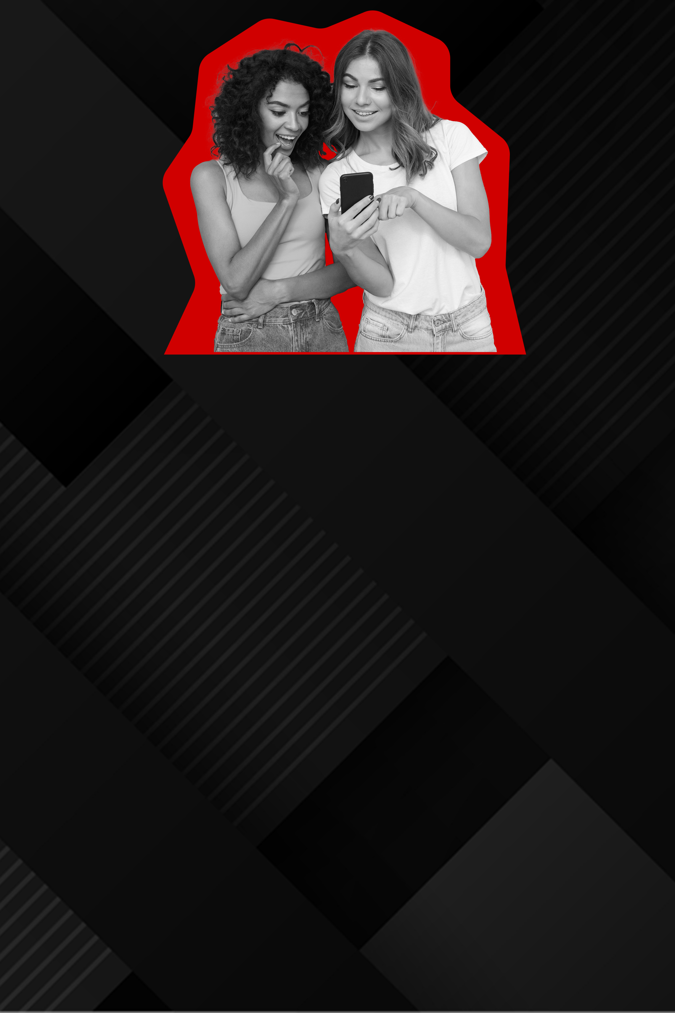 Zwei Frauen stehen lächelnd nebeneinander und schauen auf ihr Handy