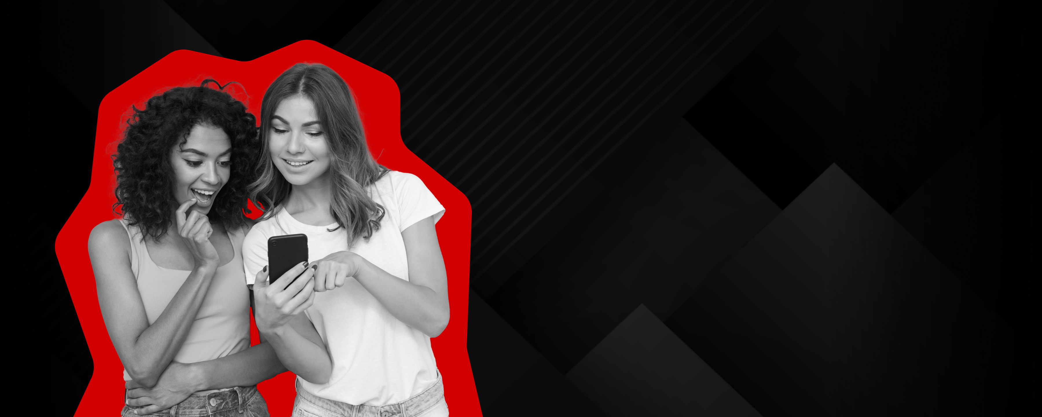 Zwei Frauen stehen lächelnd nebeneinander und schauen auf ihr Handy